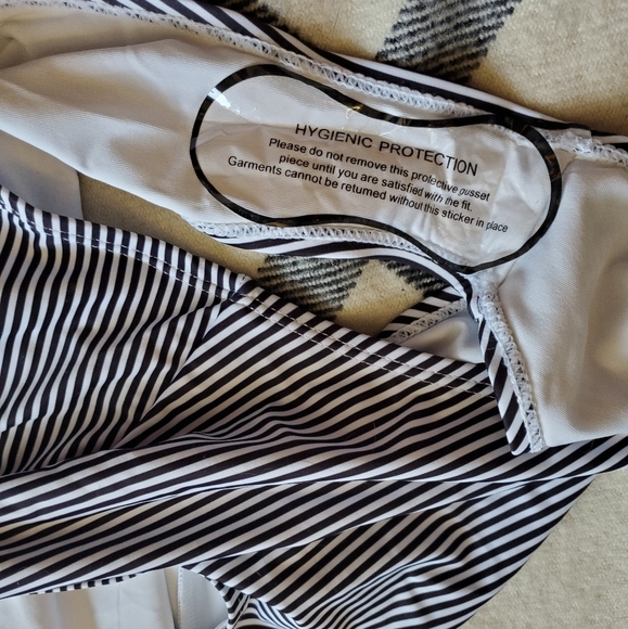 Cupshe Lace/Black/White Swimsuit - Picture 4 of 4